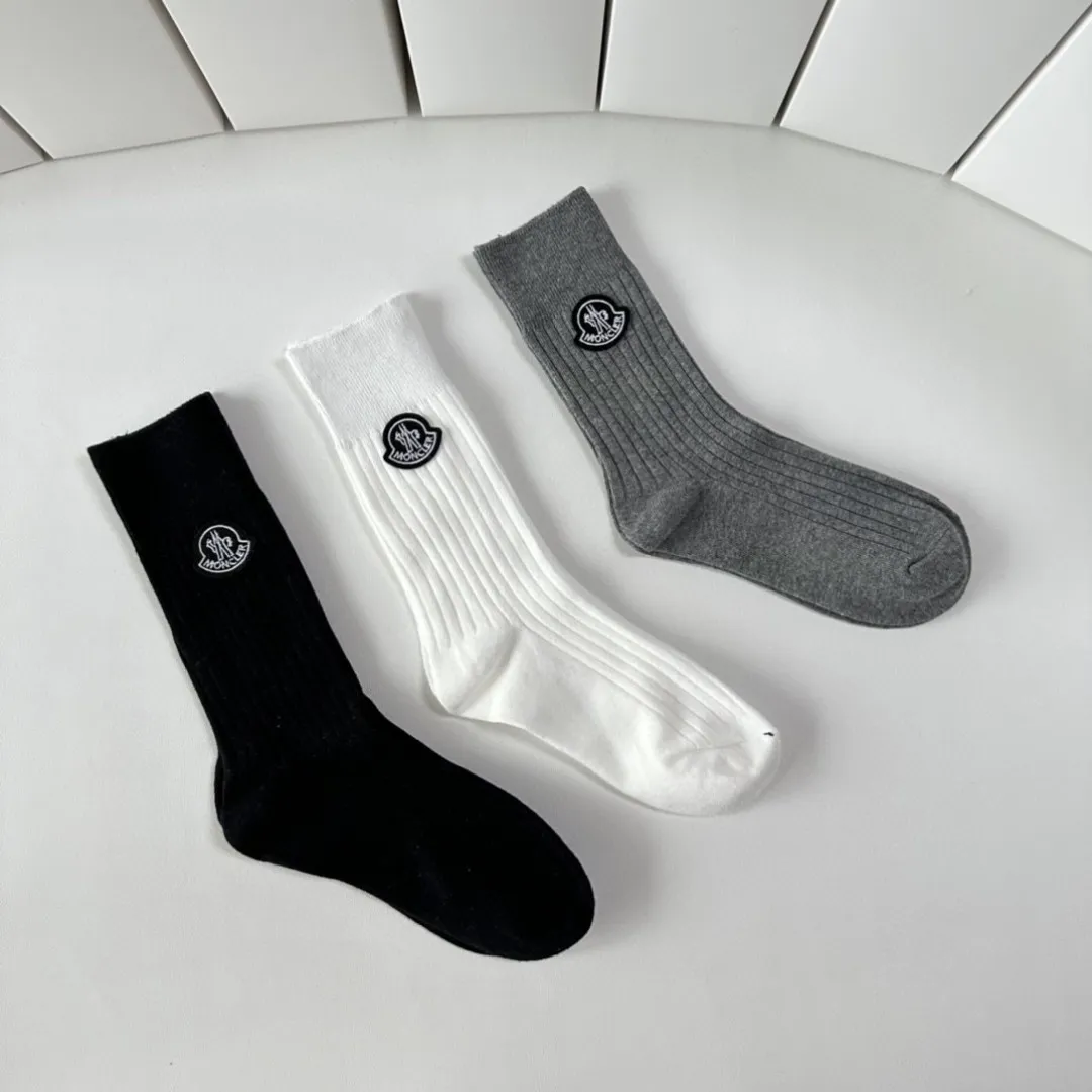 Special P110💛Comes with packaging Moncler’s new classic mid-length accessories socks, piles of socks! Three pairs in a box, synchronized tube socks from the counter, 💛 big brands are out on the street, a must-have for fashionistas 🔥 very easy to match.