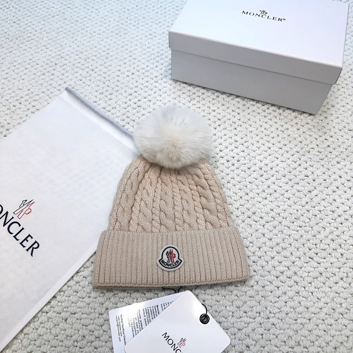 P80 with dust bag, high version Moncler Moncler 💥Official website classic knitted hat, replica of the original. Very soft and skin-friendly, very elastic 💓 Textured and very versatile style ~ Warm cashmere woolen hat, one size fits all and elastic ~ Unisex, can be worn by any head size. Super quality, highly recommended