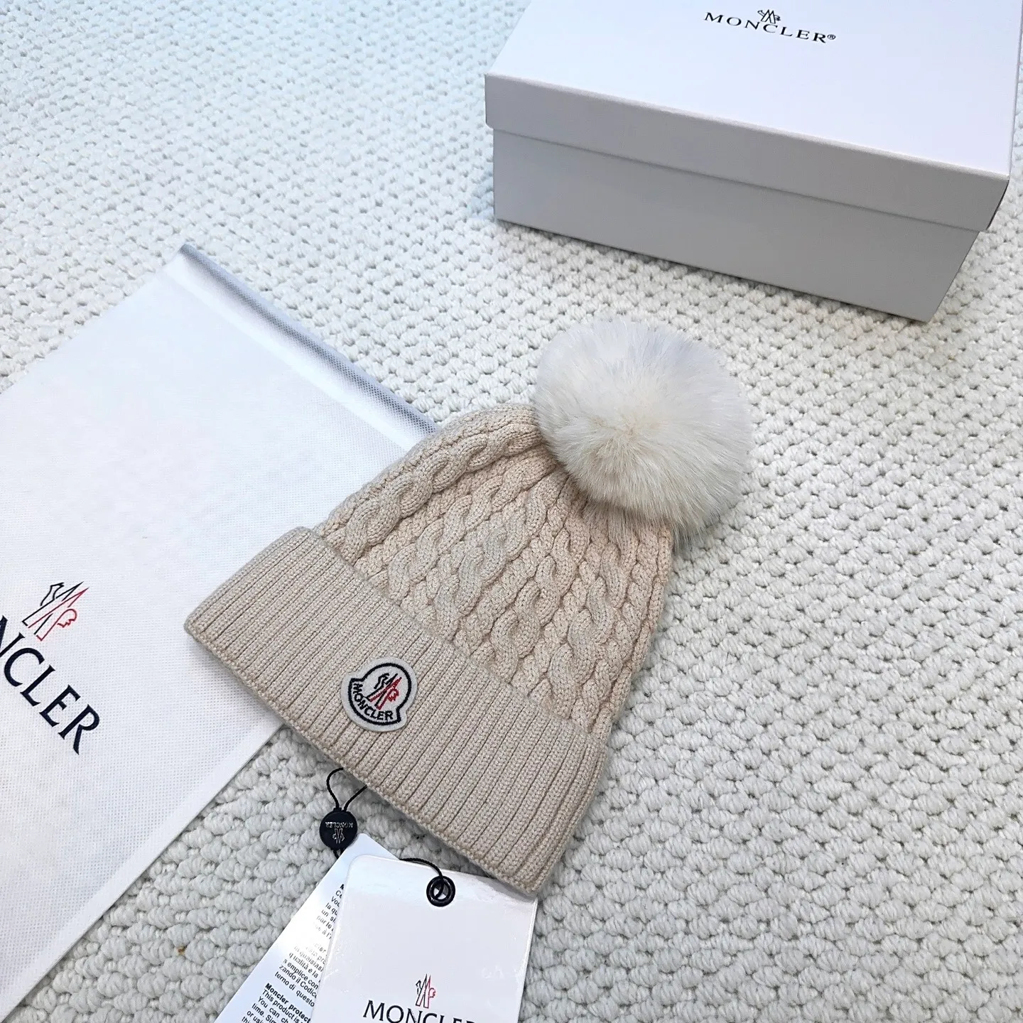 P80 with dust bag, high version Moncler Moncler 💥Official website classic knitted hat, replica of the original. Very soft and skin-friendly, very elastic 💓 Textured and very versatile style ~ Warm cashmere woolen hat, one size fits all and elastic ~ Unisex, can be worn by any head size. Super quality, highly recommended