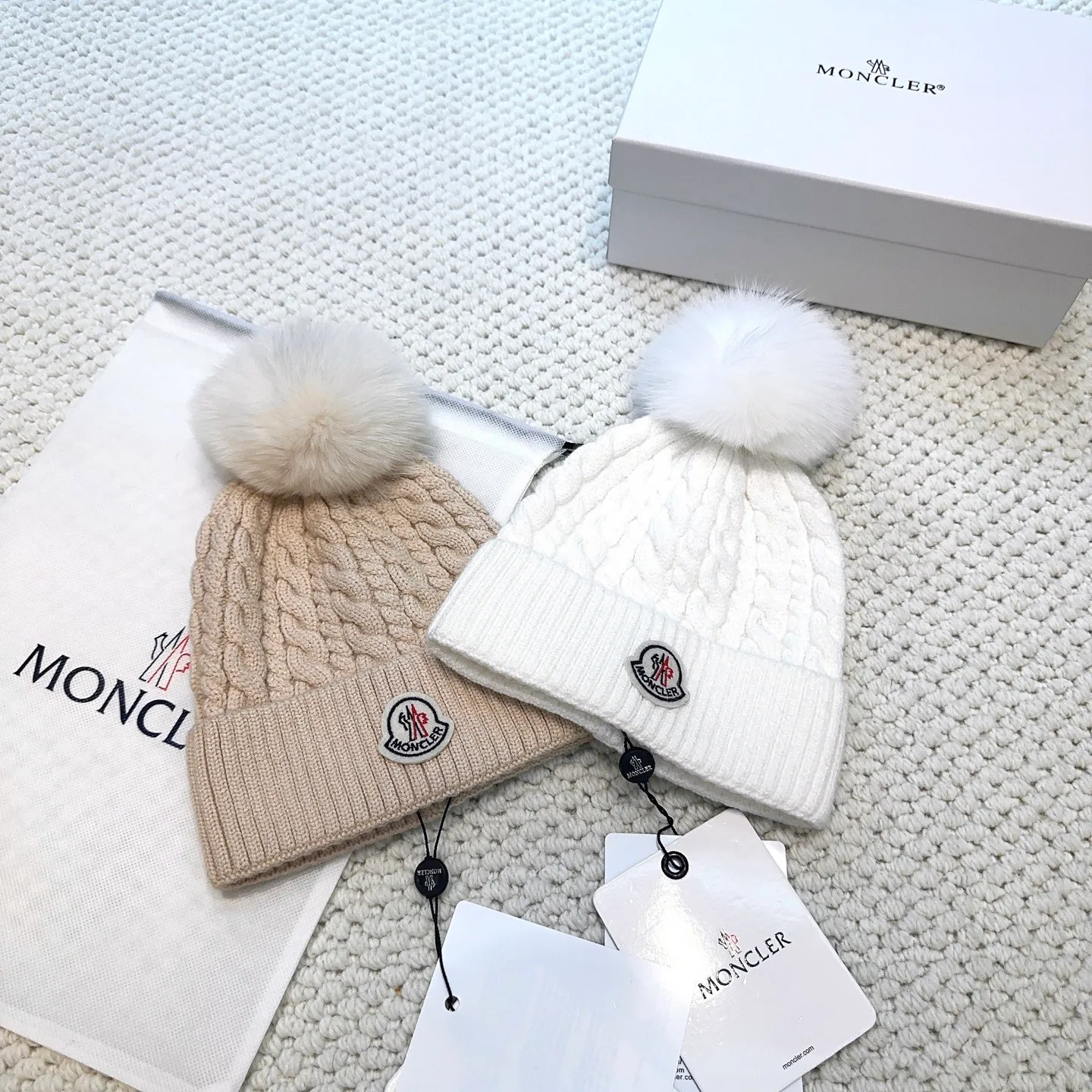 P80 with dust bag, high version Moncler Moncler 💥Official website classic knitted hat, replica of the original. Very soft and skin-friendly, very elastic 💓 Textured and very versatile style ~ Warm cashmere woolen hat, one size fits all and elastic ~ Unisex, can be worn by any head size. Super quality, highly recommended