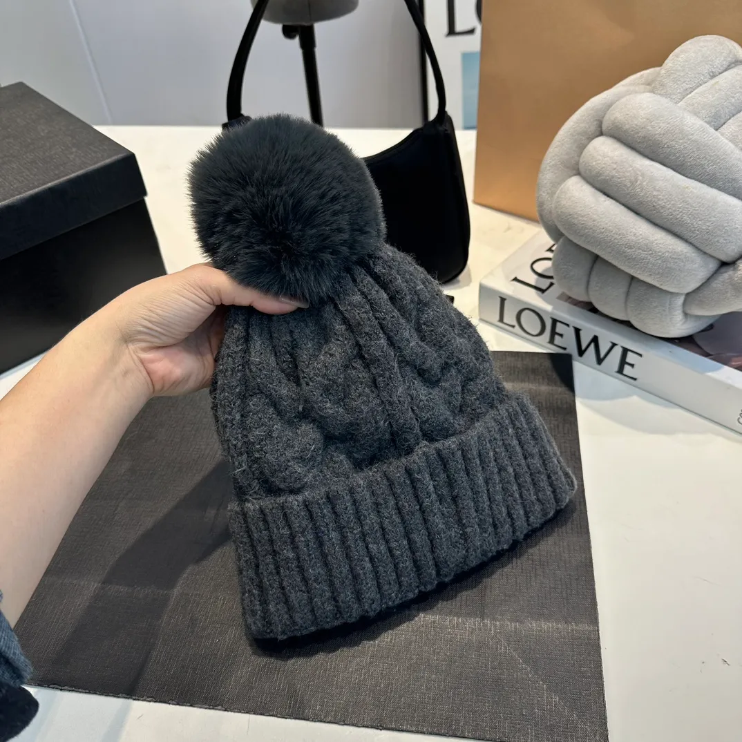 P70 Moncler 💥 Official website classic knitted hat, replica of the original. Very soft and skin-friendly, very elastic 💓 Textured and very versatile style ~ Warm cashmere woolen hat, one size fits all and elastic ~ Unisex, can be worn by any head size. Super quality, highly recommended