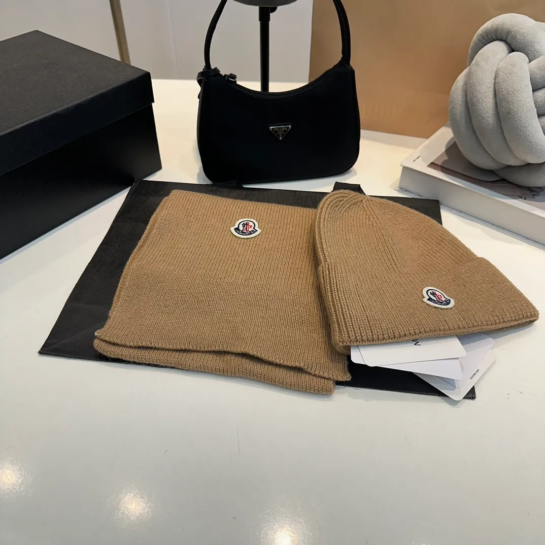 P160 Moncler muzzle suit autumn and winter style cuffed wool knitted beanie High quality customization! This must be my favorite of minimalism. It is clean, neat, fashionable and versatile, and will definitely not be picky about your face shape! A fashionable classic that lasts forever! Both men and women are welcome!