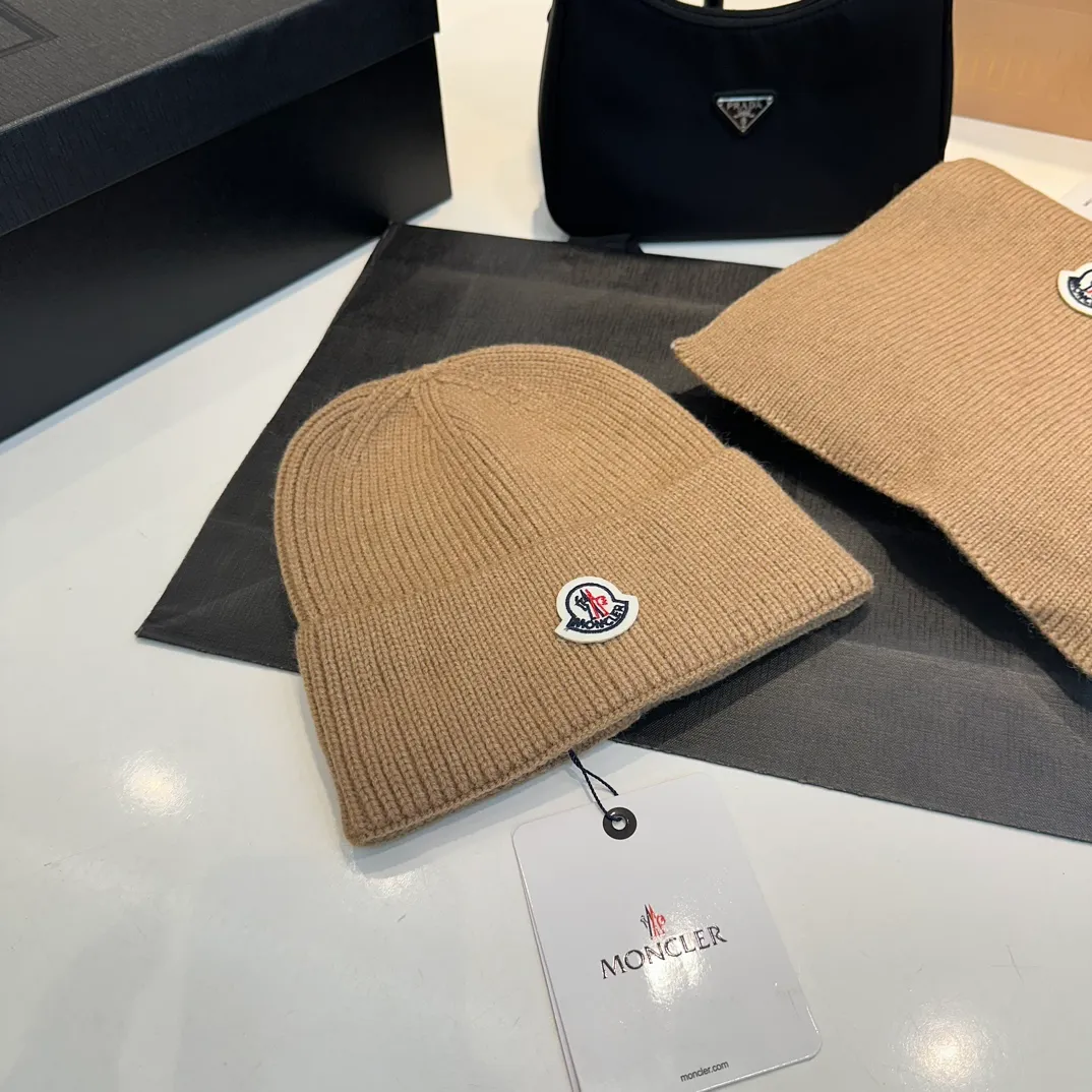P160 Moncler muzzle suit autumn and winter style cuffed wool knitted beanie High quality customization! This must be my favorite of minimalism. It is clean, neat, fashionable and versatile, and will definitely not be picky about your face shape! A fashionable classic that lasts forever! Both men and women are welcome!
