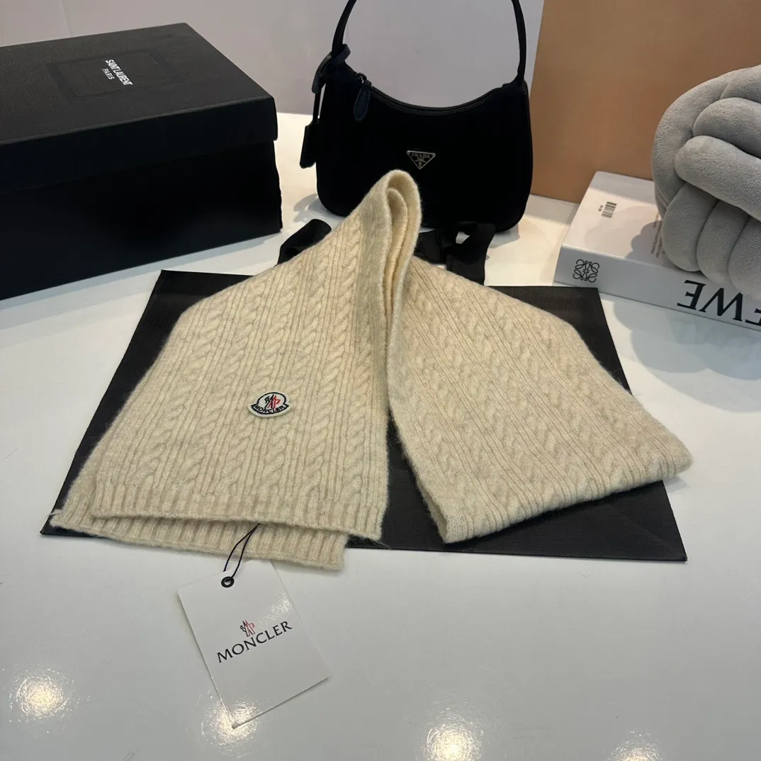 P90 MONCLER, classic cashmere and rabbit fleece quality! It's warm and super comfortable~A magical tool for young ladies to reduce their age in winter~This is the only thing you need this winter that's both warm and fashionable! Unisex model! Can be made as a couple model