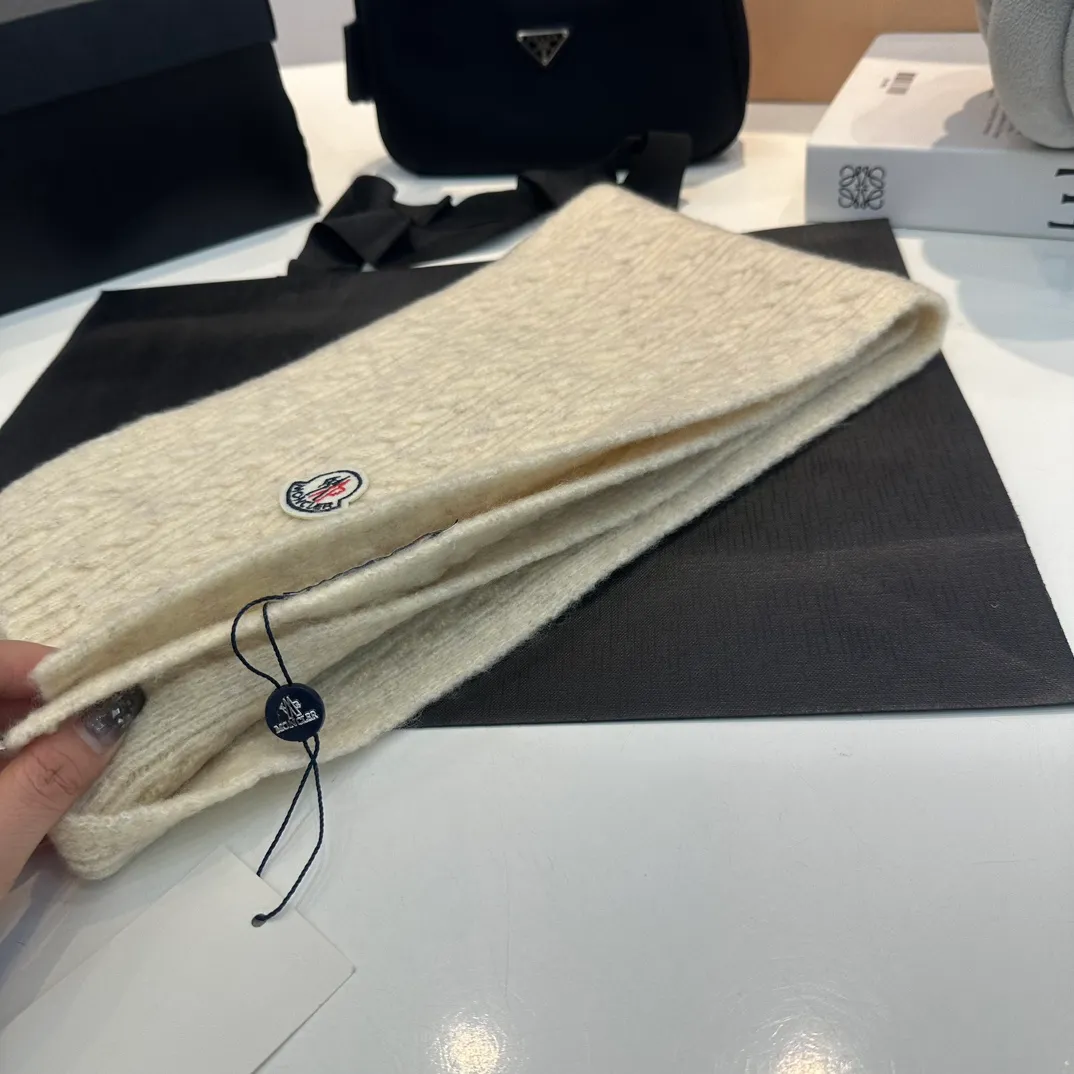 P90 MONCLER, classic cashmere and rabbit fleece quality! It's warm and super comfortable~A magical tool for young ladies to reduce their age in winter~This is the only thing you need this winter that's both warm and fashionable! Unisex model! Can be made as a couple model