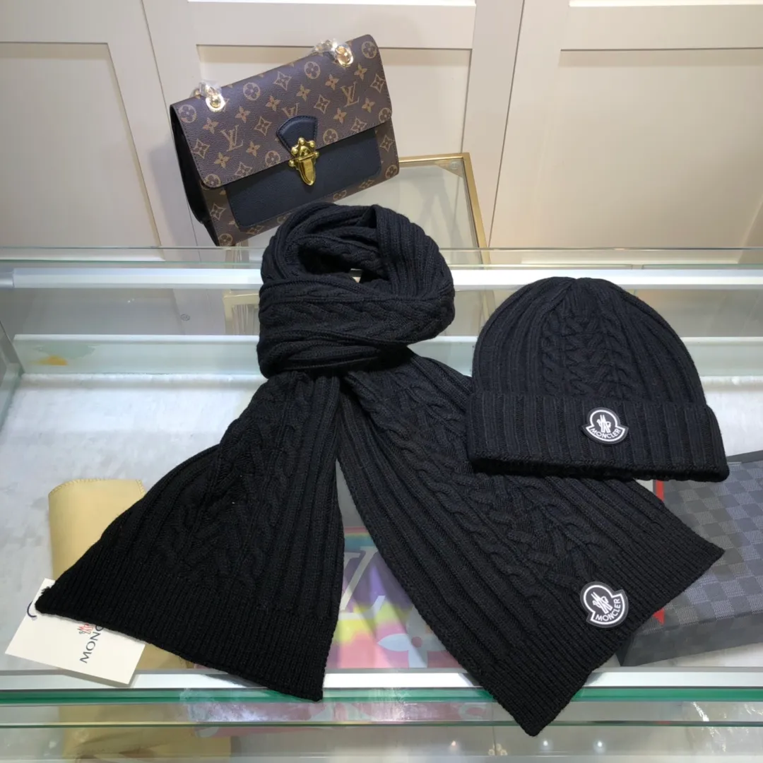 P230 [Wool suit hat] MONCLER classic suit hat! Hat ➕Scarf! It's warm and super comfortable~A great tool for young ladies to reduce their age in winter~This winter, all you need is a set of hats~It's warm and fashionable! Unisex model! Can be made as a couple model! Complete range of anti-counterfeiting labels and elevators! Many styles, welcome to choose!!