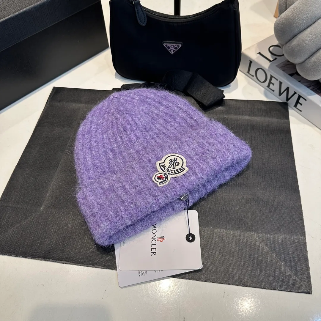 P56 MONCLER 🎩 wool knitted beanie, good quality, high-end, super soft! Super hot💖The texture is great and it’s great to match when out on the street! Fashion trends! A must-have item for winter, the same style for men and women, get it now!