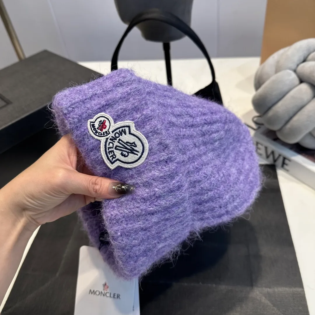 P56 MONCLER 🎩 wool knitted beanie, good quality, high-end, super soft! Super hot💖The texture is great and it’s great to match when out on the street! Fashion trends! A must-have item for winter, the same style for men and women, get it now!