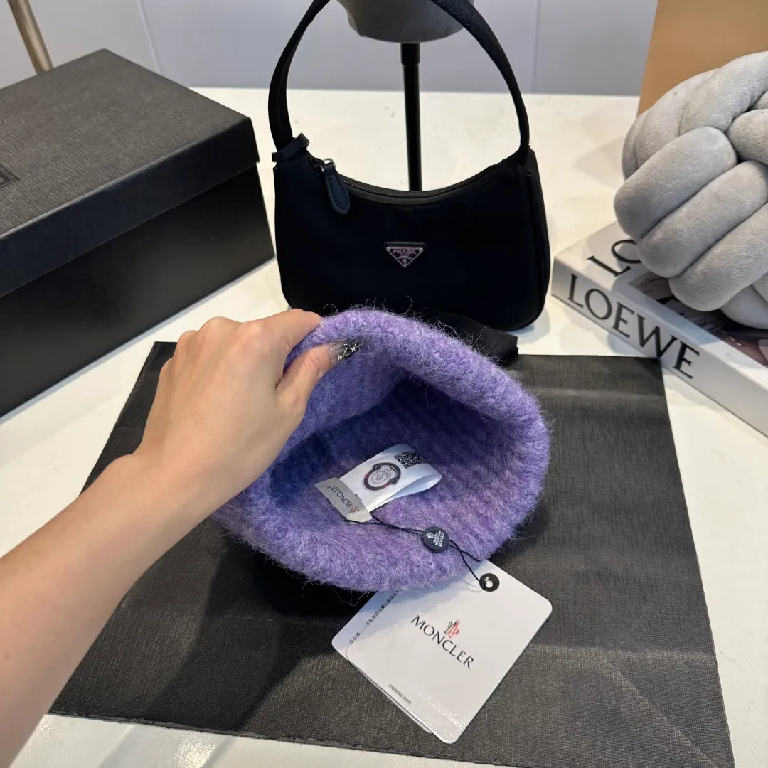 P56 MONCLER 🎩 wool knitted beanie, good quality, high-end, super soft! Super hot💖The texture is great and it’s great to match when out on the street! Fashion trends! A must-have item for winter, the same style for men and women, get it now!