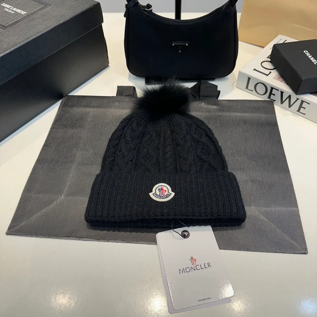 P90 high version Moncler Moncler 💥 Official website classic knitted hat, replica of the original. Very soft and skin-friendly, very elastic 💓 Textured and very versatile style ~ Warm cashmere woolen hat, one size fits all and elastic ~ Unisex, can be worn by any head size. Super quality, highly recommended