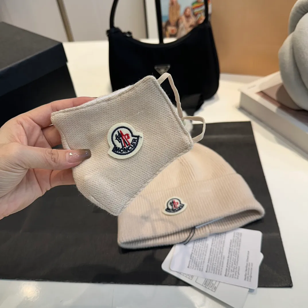 P80 Moncler muzzle hat + mask imitating cold set Autumn and winter women's wool woven warm knitted hat Cashmere soft and waxy texture, authentic quality enjoyment! Original label! High quality in stock!