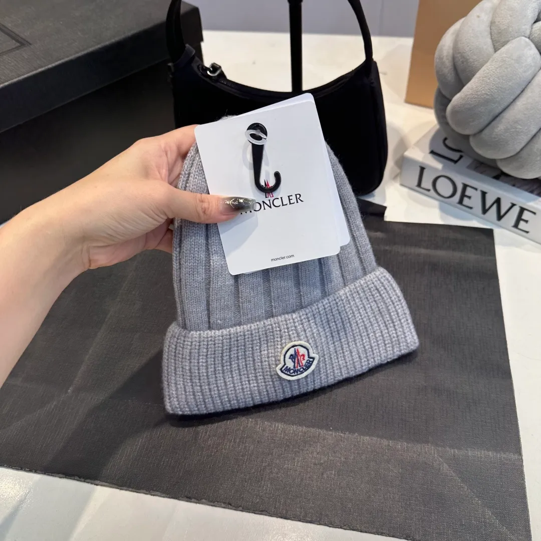 P50 Moncler 2025 early autumn and winter classic knitted hat, original replica. Very soft and skin-friendly, very elastic 💓 Textured and very versatile style ~ Warm cashmere woolen hat, one size fits all and elastic ~ Unisex, can be worn by any head circumference. Super good quality, highly recommended