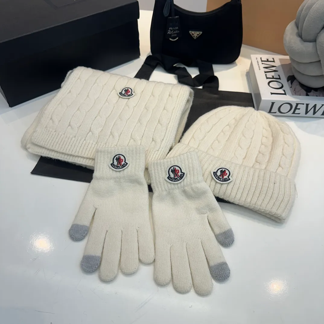 P180 Moncler autumn and winter counter model knitted beanie + scarf + gloves three-piece set, classic pattern, warm and fashionable! Fashionable and popular 🌸First-class texture, pure wool
