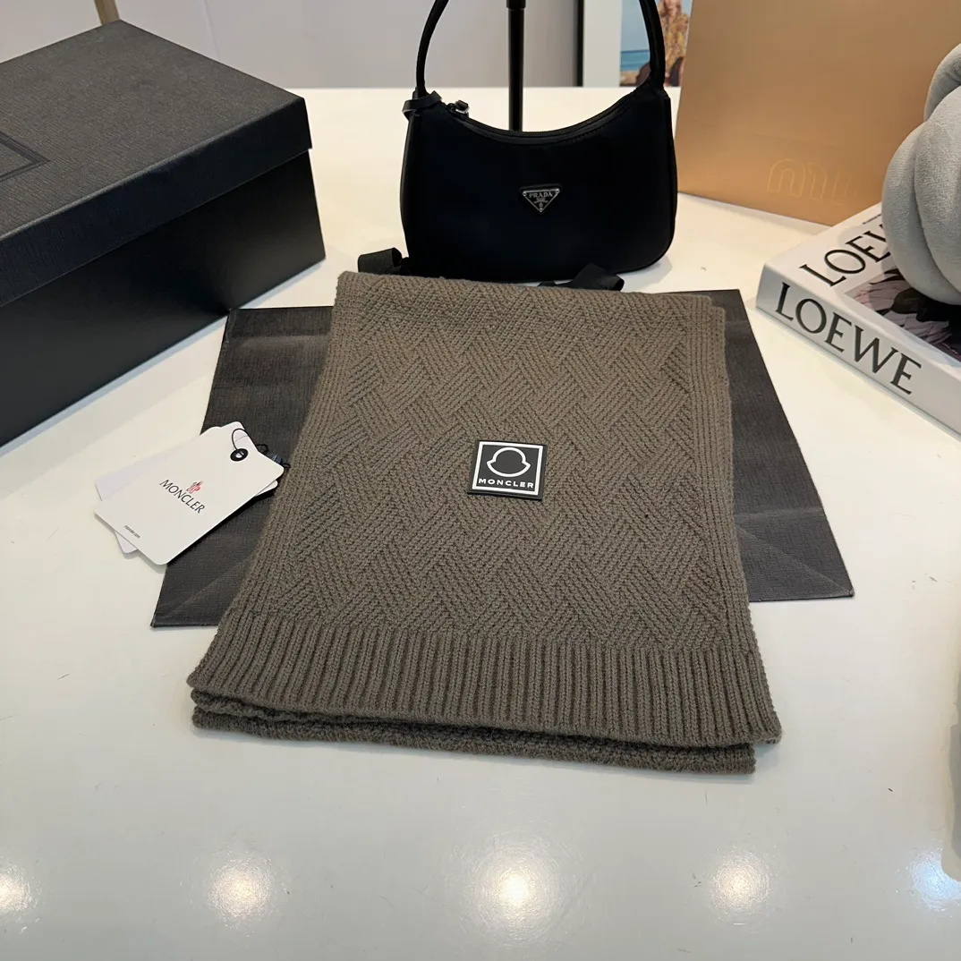 P110 MONCLER classic suit hat! Hat ➕Scarf! Cashmere and Rabbit Velvet Quality! It's warm and super comfortable~A great tool for young ladies to reduce their age in winter~This winter, all you need is a set of hats~It's warm and fashionable! Unisex model! Can be made as a couple model! Complete range of anti-counterfeiting labels and elevators! Many styles, welcome to choose!!