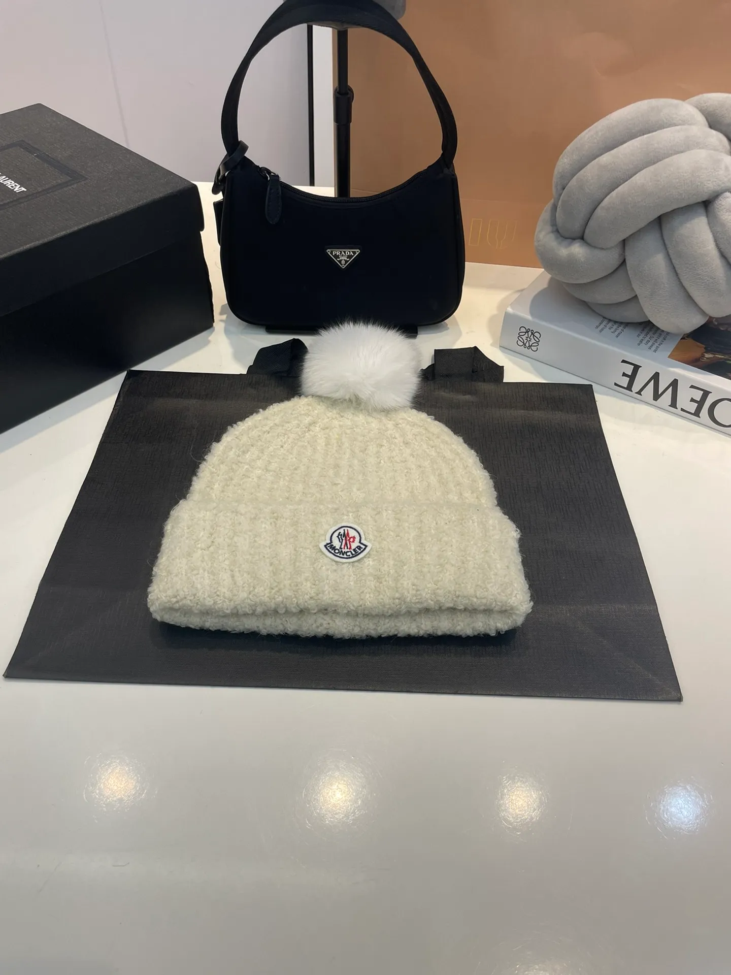 P80 MONCLER 🎩Knitted lamb thick-thread beanie, with real wool balls, good quality, high-end, and super soft! Super hot💖The texture is great and it’s great to match when out on the street! Fashion trends! A must-have item for winter, the same style for men and women, get it now!