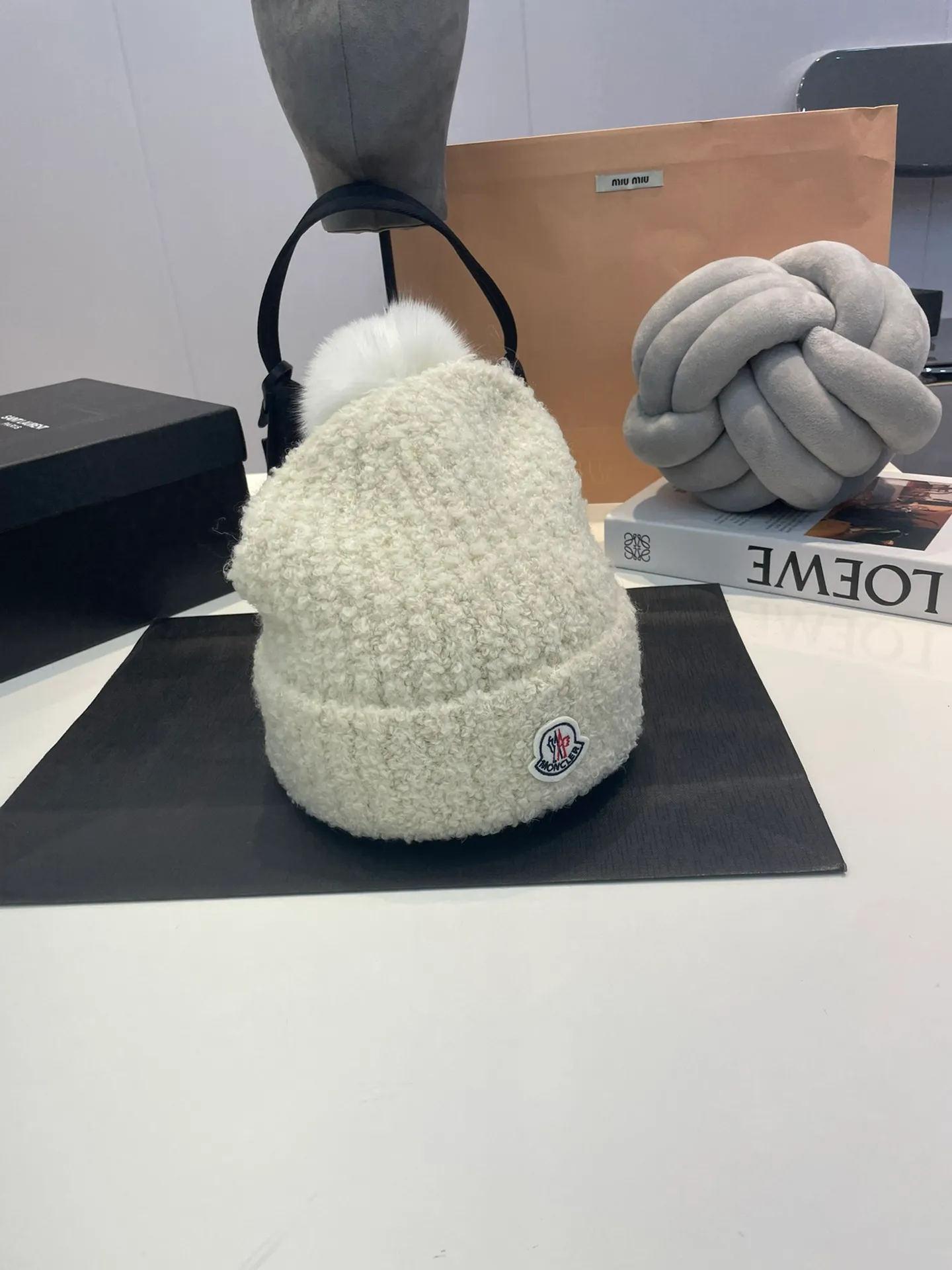 P80 MONCLER 🎩Knitted lamb thick-thread beanie, with real wool balls, good quality, high-end, and super soft! Super hot💖The texture is great and it’s great to match when out on the street! Fashion trends! A must-have item for winter, the same style for men and women, get it now!