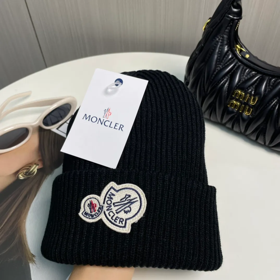 P56 comes with a dust bag for Moncler💥 Official website classic knitted hat, original replica. Very soft and skin-friendly, very elastic 💓 Textured and very versatile style ~ Warm cashmere woolen hat, one size fits all and elastic ~ Unisex, can be worn by any head size. Super quality, highly recommended