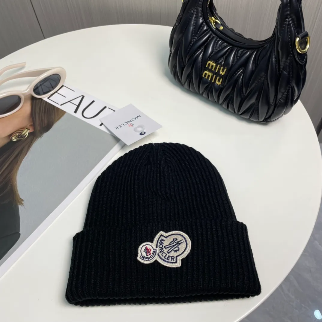 P56 comes with a dust bag for Moncler💥 Official website classic knitted hat, original replica. Very soft and skin-friendly, very elastic 💓 Textured and very versatile style ~ Warm cashmere woolen hat, one size fits all and elastic ~ Unisex, can be worn by any head size. Super quality, highly recommended