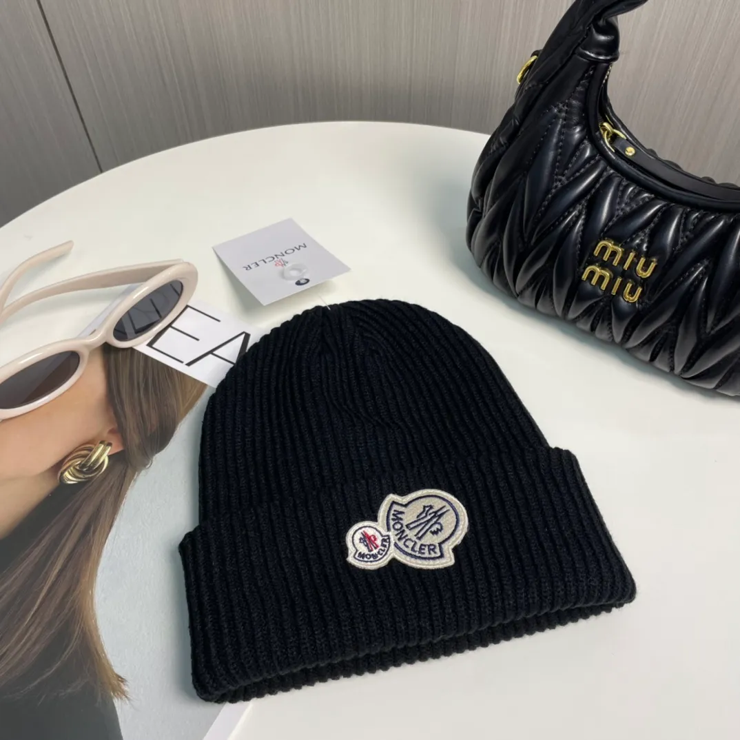 P56 comes with a dust bag for Moncler💥 Official website classic knitted hat, original replica. Very soft and skin-friendly, very elastic 💓 Textured and very versatile style ~ Warm cashmere woolen hat, one size fits all and elastic ~ Unisex, can be worn by any head size. Super quality, highly recommended