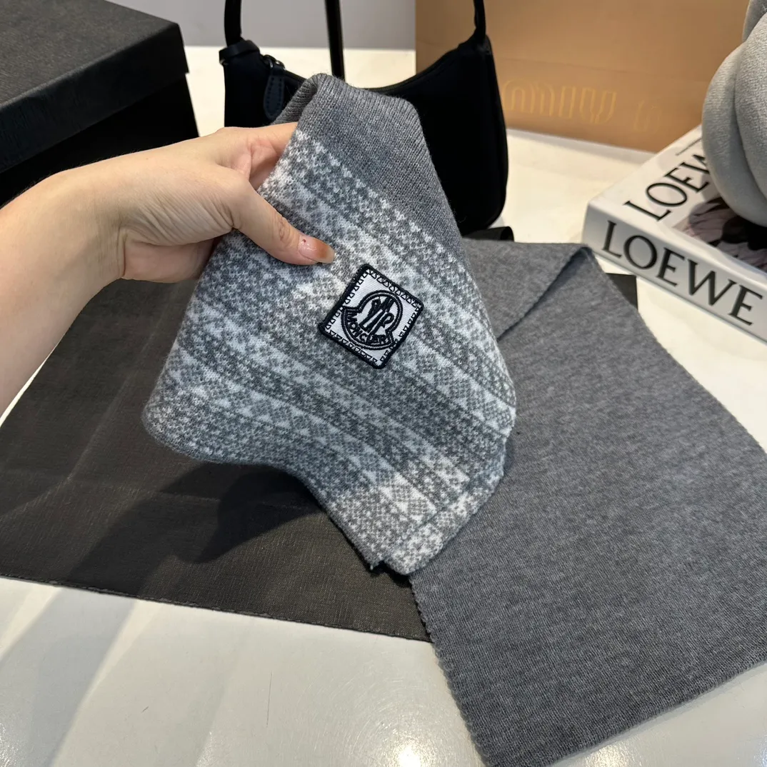 P170 Moncler Moncler 💥 Mouth three-piece set, gloves, hat, scarf, original replica. Very soft and skin-friendly, very elastic 💓 Textured and very versatile style ~ Warm, one-size-fits-all and elastic ~ Unisex, can be worn by any head size. Super quality, highly recommended