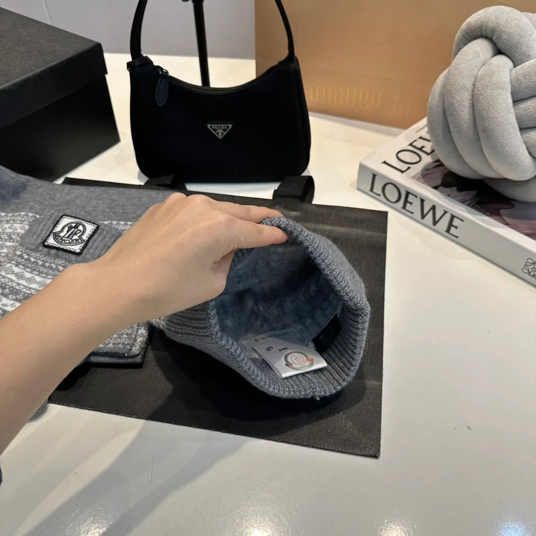 P170 Moncler Moncler 💥 Mouth three-piece set, gloves, hat, scarf, original replica. Very soft and skin-friendly, very elastic 💓 Textured and very versatile style ~ Warm, one-size-fits-all and elastic ~ Unisex, can be worn by any head size. Super quality, highly recommended