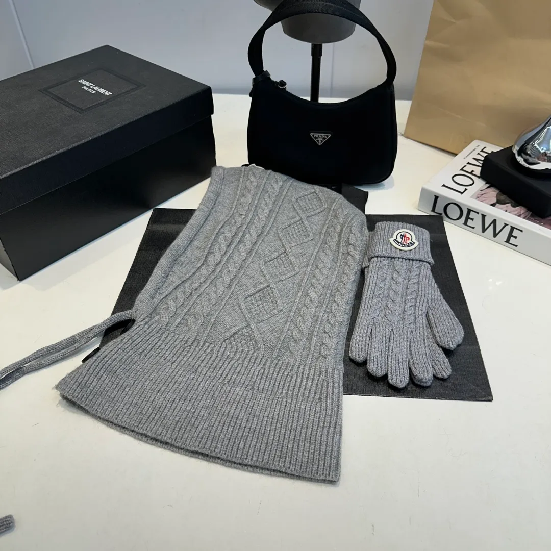 p140 Moncler Mouth Cover Set Hat + Gloves Autumn and Winter Knitted Beanie Hat This must be my favorite of minimalism. It is clean, neat, fashionable and versatile, and will definitely not be picky about your face shape! A fashionable classic that lasts forever!