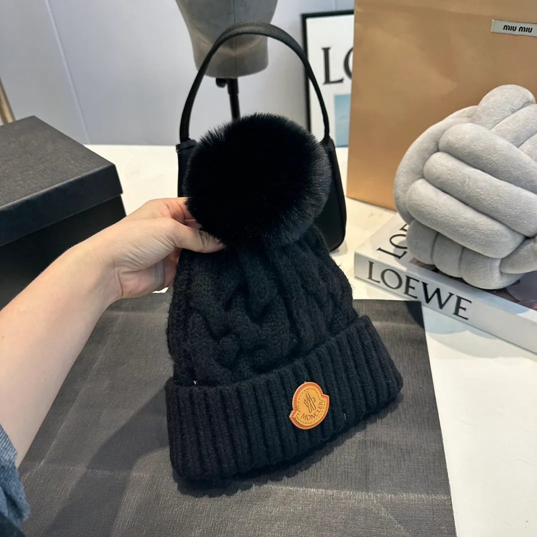 P70 Moncler 💥 Official website classic knitted hat, replica of the original. Very soft and skin-friendly, very elastic 💓 Textured and very versatile style ~ Warm cashmere woolen hat, one size fits all and elastic ~ Unisex, can be worn by any head size. Super quality, highly recommended