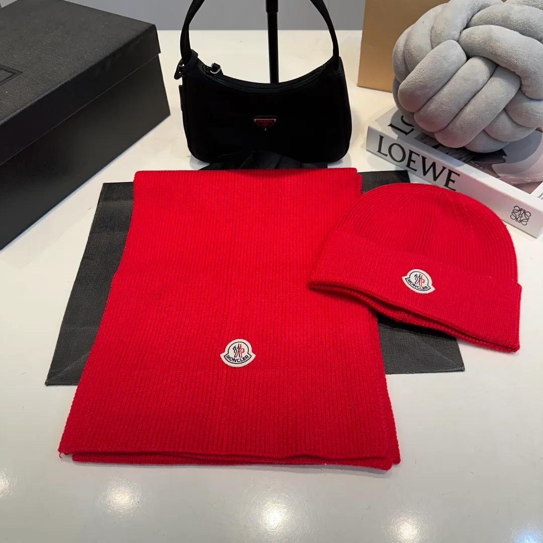 P130 Moncler autumn and winter counter style knitted beanie + scarf with classic pattern, warm and fashionable! Fashionable and popular 🌸First-class texture, pure wool