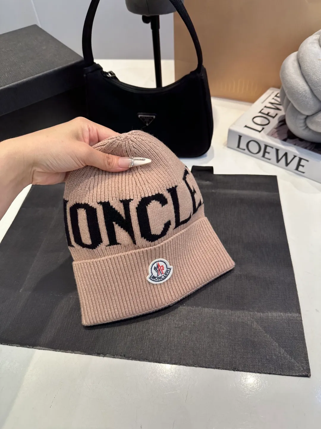P46 Moncler 💥 Official website classic knitted hat, replica of the original. Very soft and skin-friendly, very elastic 💓 Textured and very versatile style ~ Warm cashmere woolen hat, one size fits all and elastic ~ Unisex, can be worn by any head size. Super quality, highly recommended