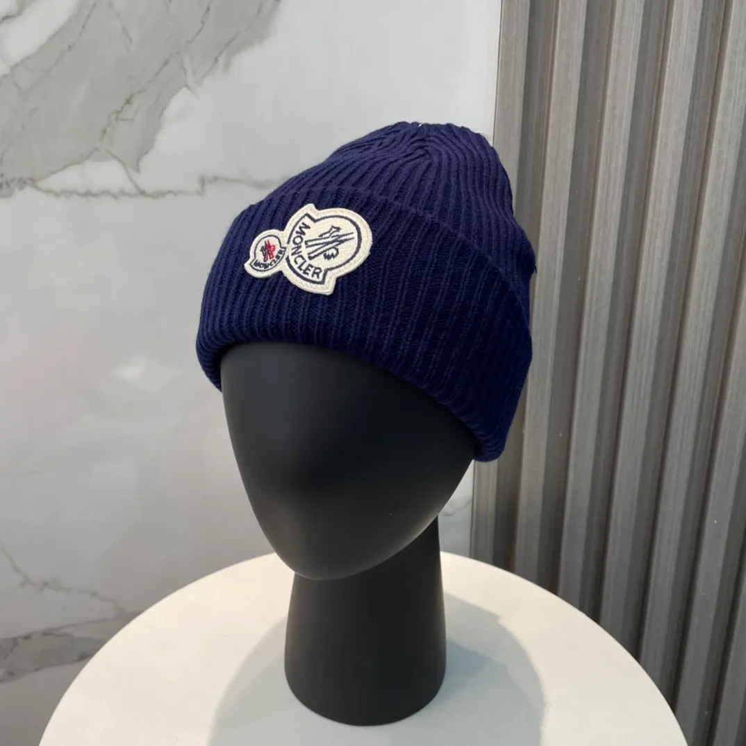 P56 comes with a dust bag for Moncler💥 Official website classic knitted hat, original replica. Very soft and skin-friendly, very elastic 💓 Textured and very versatile style ~ Warm cashmere woolen hat, one size fits all and elastic ~ Unisex, can be worn by any head size. Super quality, highly recommended