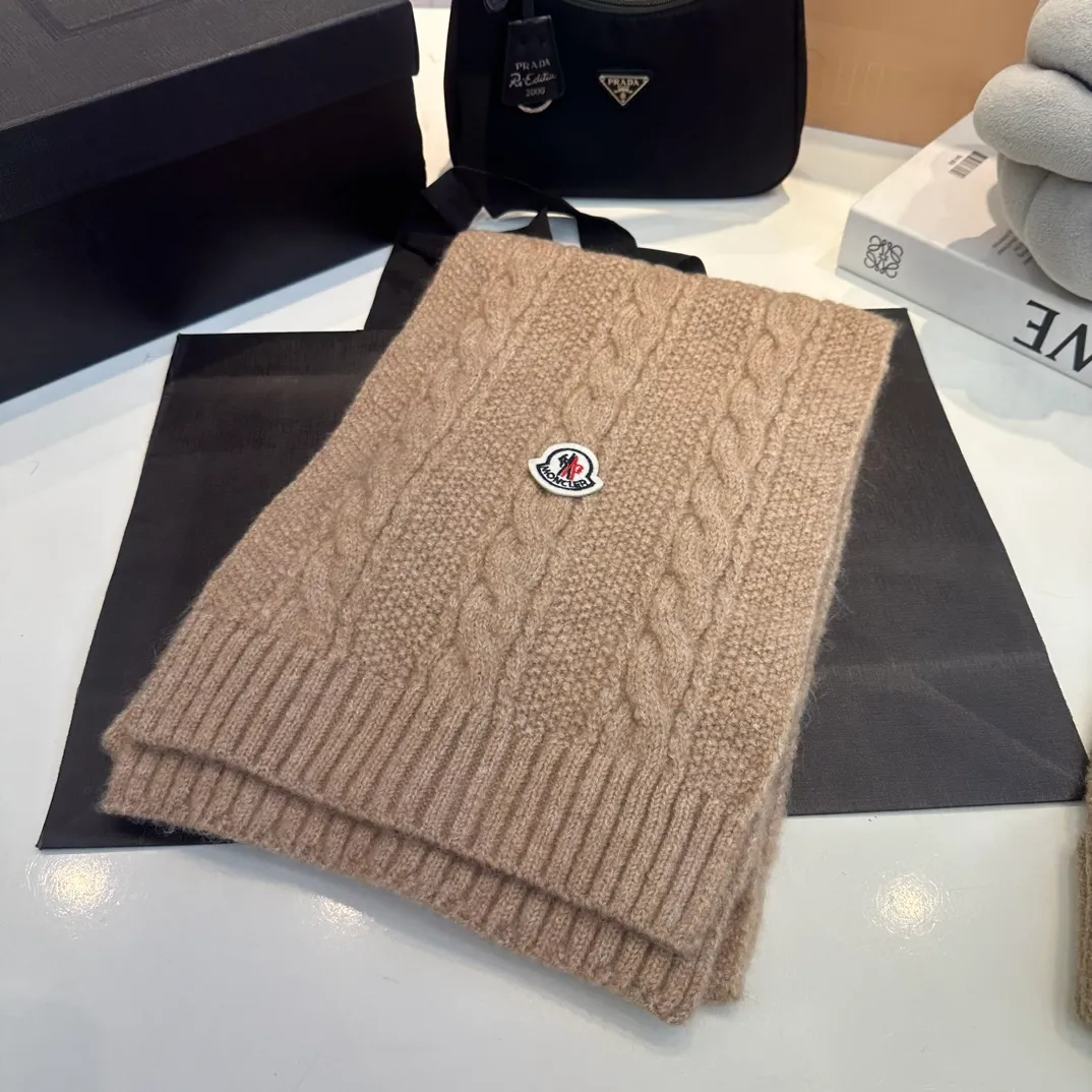 P180 MONCLER Mouth Cover Suit♥️Original hat and scarf set! Made of rabbit velvet➕cashmere, with a 15cm fox fur ball, a real fur ball! Warm and fashionable 😱[愄火] Versatile style [Love] The texture is very good, comfortable and breathable [Hey ha] Looks good no matter how you match it [Shh] A must-have for fashionistas [Wit] 4 colors available❤️❤️Unisex, the ball can be removed