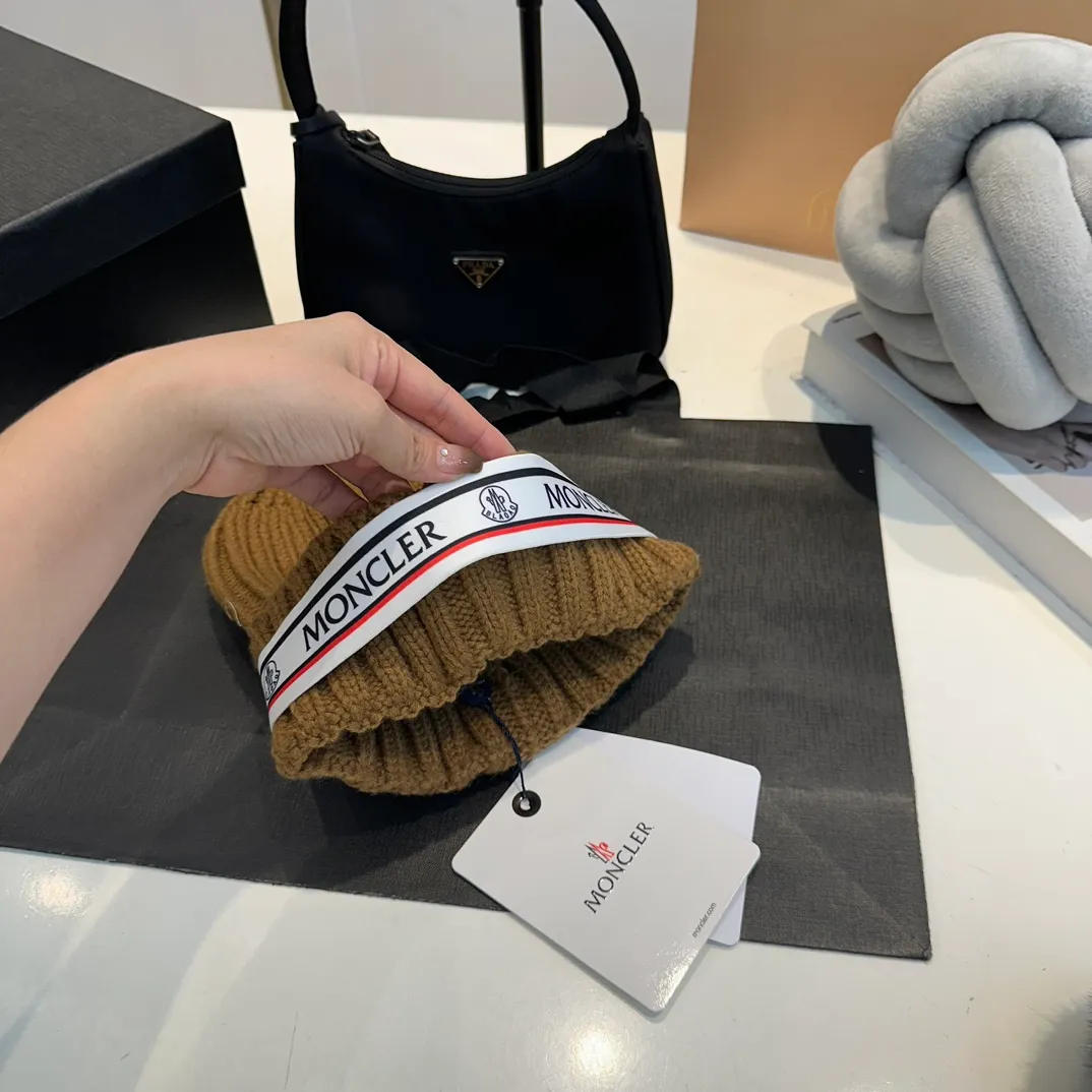 P70 Moncler Mouth Mouth, the latest model from the official website 🆕 Thick knitted beanie for autumn and winter. The knitted hat is a must-have for winter wear®️. It not only has the function of preventing cold, but also serves as a match to enhance the winter atmosphere. At the same time, thick knitted beanie is also very friendly to friends with big heads!