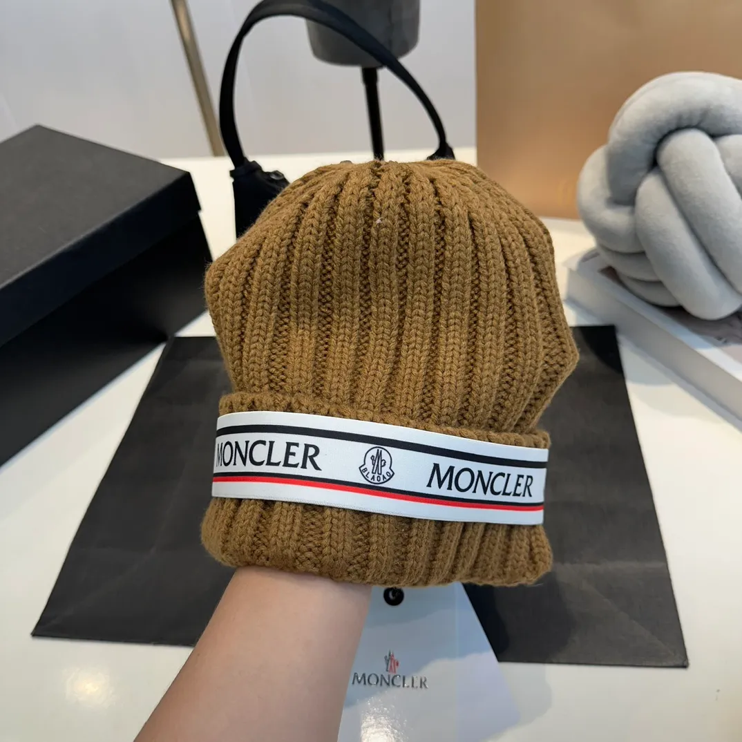 P70 Moncler Mouth Mouth, the latest model from the official website 🆕 Thick knitted beanie for autumn and winter. The knitted hat is a must-have for winter wear®️. It not only has the function of preventing cold, but also serves as a match to enhance the winter atmosphere. At the same time, thick knitted beanie is also very friendly to friends with big heads!