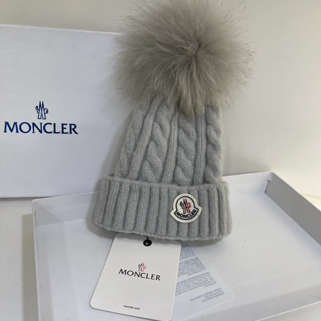Moncler Mouth Twist Beanie Fashionable and Versatile Style