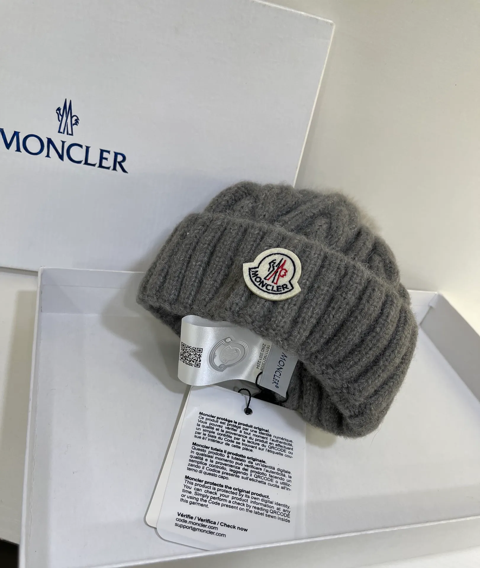 Moncler Mouth Twist Beanie Fashionable and Versatile Style