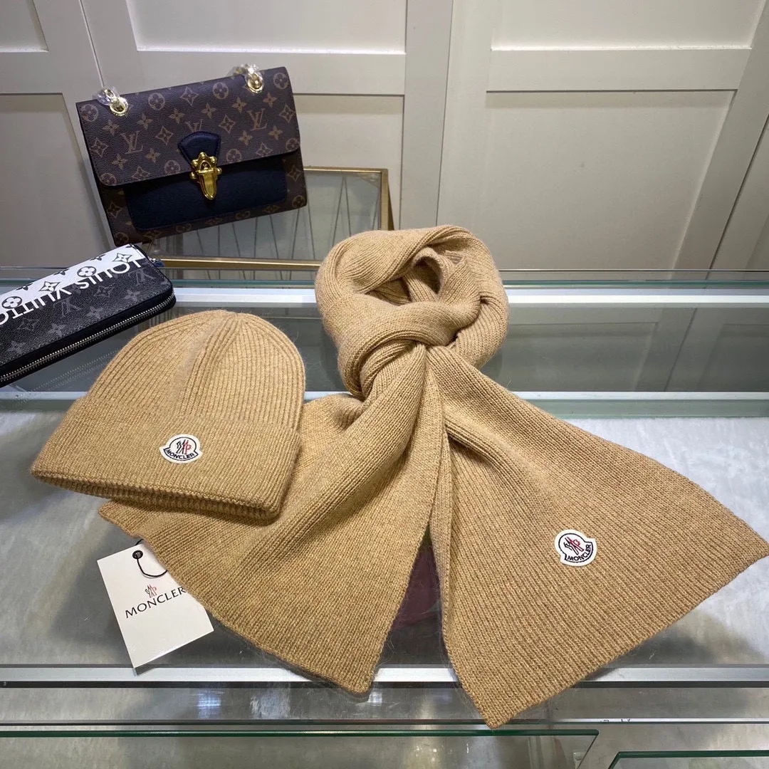 P150 MONCLER classic suit hat! Hat ➕Scarf! Cashmere and Rabbit Velvet Quality! It's warm and super comfortable~A great tool for young ladies to reduce their age in winter~This winter, all you need is a set of hats~It's warm and fashionable! Unisex model! Can be made as a couple model! Complete range of anti-counterfeiting labels and elevators! Many styles, welcome to choose!!