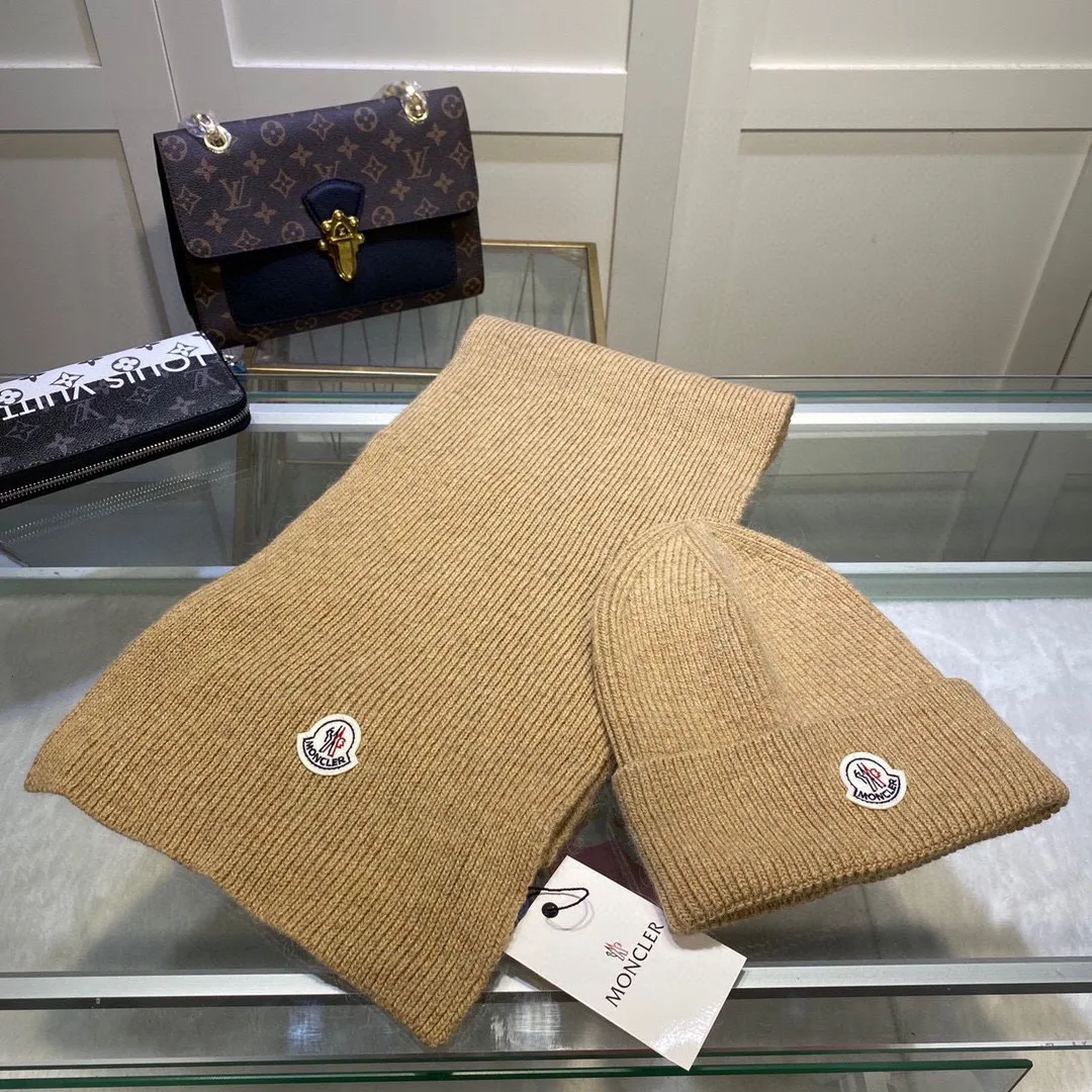 P150 MONCLER classic suit hat! Hat ➕Scarf! Cashmere and Rabbit Velvet Quality! It's warm and super comfortable~A great tool for young ladies to reduce their age in winter~This winter, all you need is a set of hats~It's warm and fashionable! Unisex model! Can be made as a couple model! Complete range of anti-counterfeiting labels and elevators! Many styles, welcome to choose!!