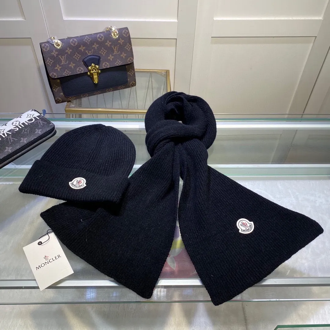 P150 MONCLER classic suit hat! Hat ➕Scarf! Cashmere and Rabbit Velvet Quality! It's warm and super comfortable~A great tool for young ladies to reduce their age in winter~This winter, all you need is a set of hats~It's warm and fashionable! Unisex model! Can be made as a couple model! Complete range of anti-counterfeiting labels and elevators! Many styles, welcome to choose!!