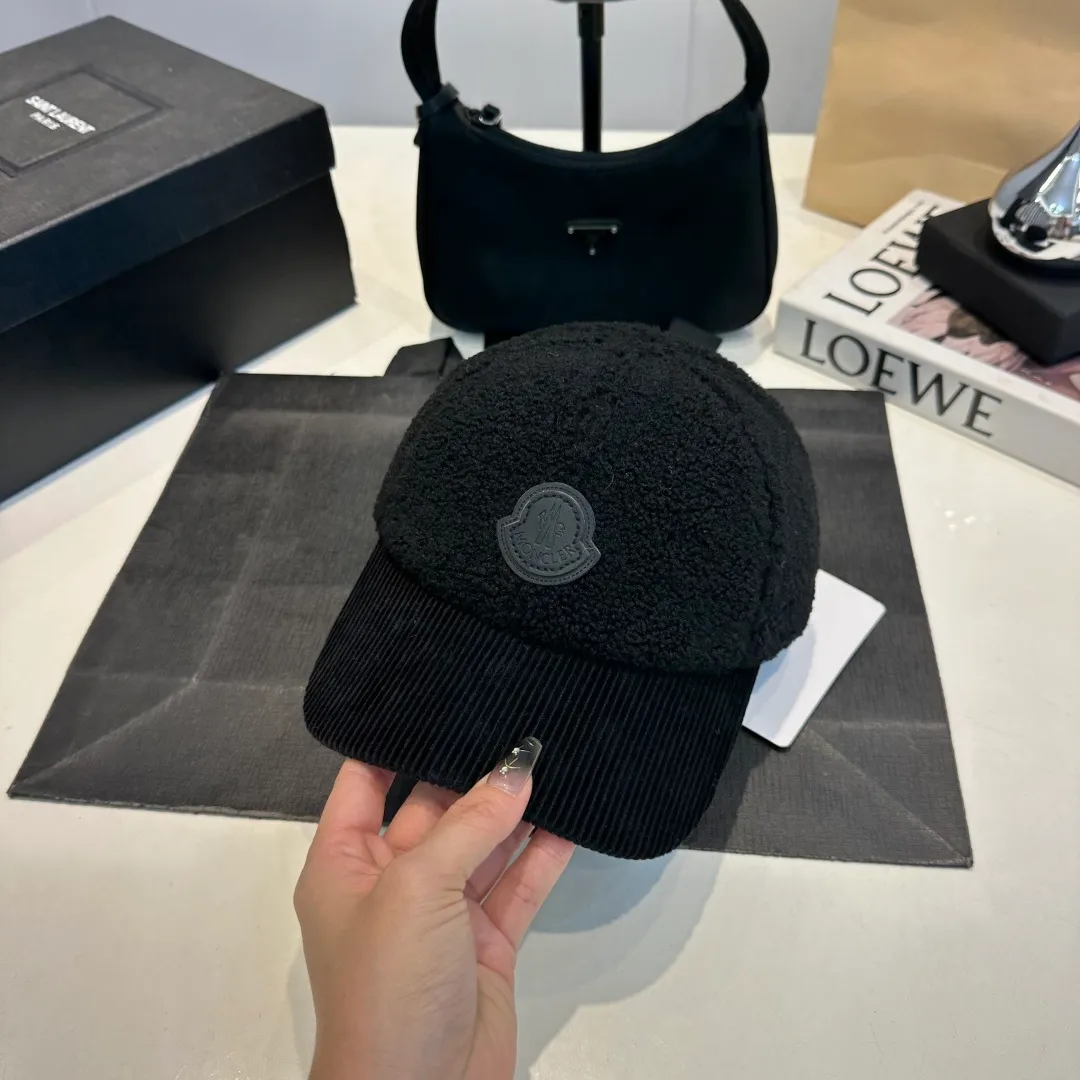P70 Moncler Mouth Logo Baseball Cap, a must-have item for no-makeup makeup. It looks cool when paired with sweaters and T-shirts! The days when I don’t wash my hair all depend on this hat~