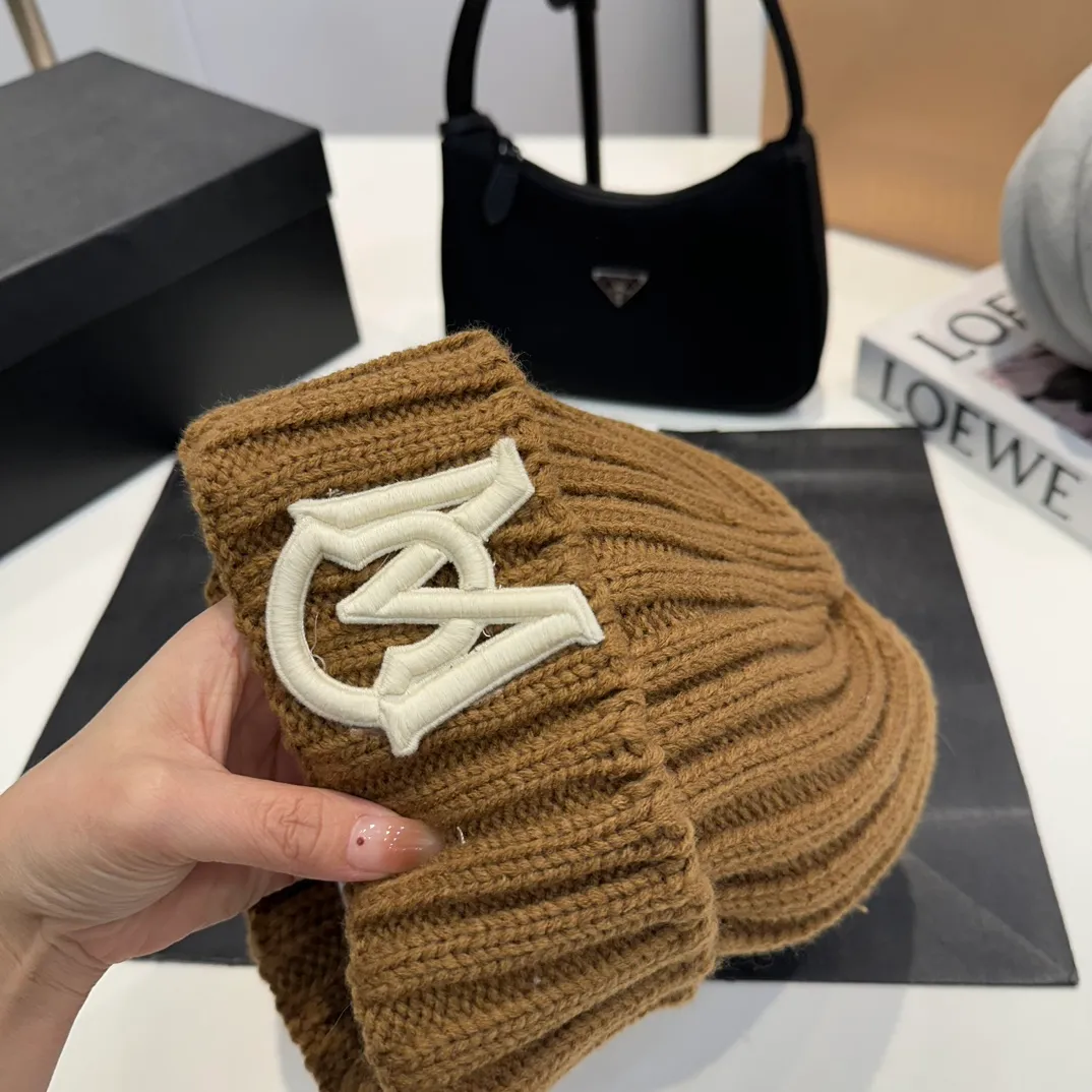 P58 Moncler 💥 Official website classic knitted hat, replica of the original. Very soft and skin-friendly, very elastic 💓 Textured and very versatile style ~ Warm cashmere woolen hat, one size fits all and elastic ~ Unisex, can be worn by any head size. Super quality, highly recommended