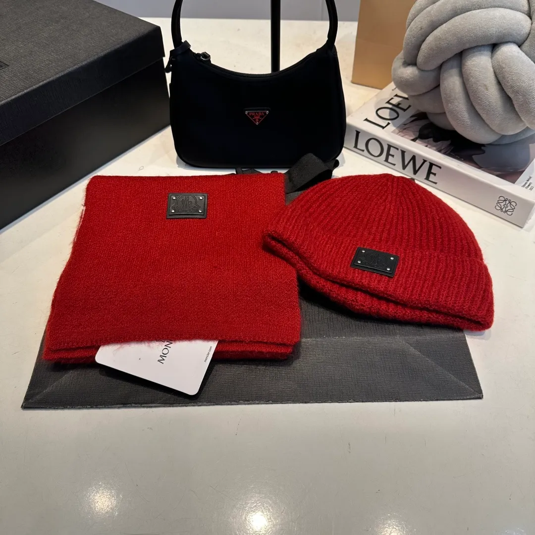 P140 Moncler muzzle suit 2025 autumn and winter style cuffed wool knitted beanie High quality customization! This must be my favorite of minimalism. It is clean, neat, fashionable and versatile, and will definitely not be picky about your face shape! A fashionable classic that lasts forever! Both men and women are welcome!