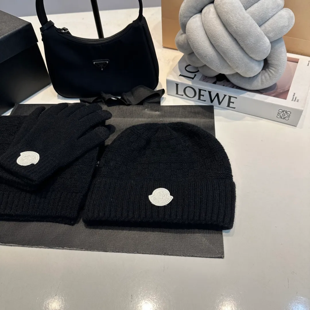 P170 Moncler muzzle suit 2025 autumn and winter style cuffed wool knitted beanie High quality customization! This must be my favorite of minimalism. It is clean, neat, fashionable and versatile, and will definitely not be picky about your face shape! A fashionable classic that lasts forever!