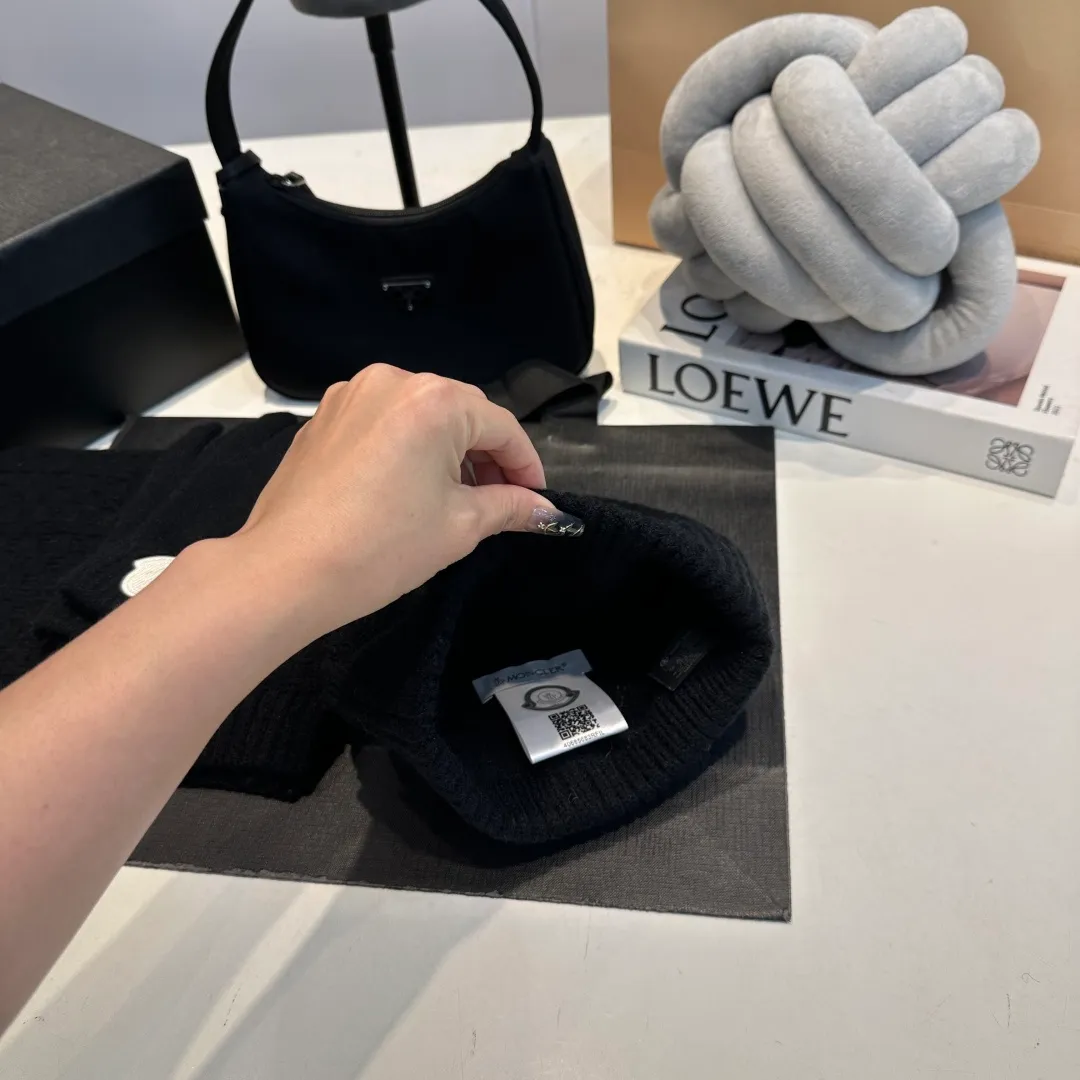 P170 Moncler muzzle suit 2025 autumn and winter style cuffed wool knitted beanie High quality customization! This must be my favorite of minimalism. It is clean, neat, fashionable and versatile, and will definitely not be picky about your face shape! A fashionable classic that lasts forever!