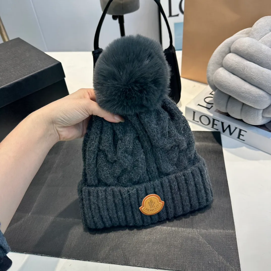 P70 Moncler 💥 Official website classic knitted hat, replica of the original. Very soft and skin-friendly, very elastic 💓 Textured and very versatile style ~ Warm cashmere woolen hat, one size fits all and elastic ~ Unisex, can be worn by any head size. Super quality, highly recommended