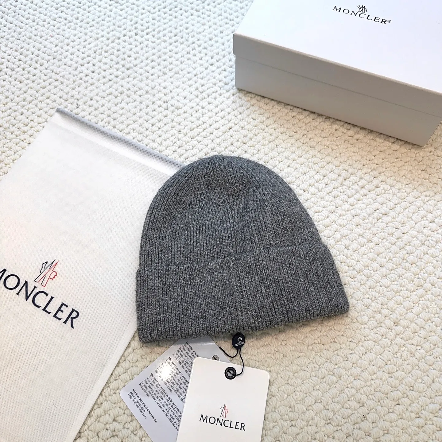 P80 with dust bag, high version Moncler Moncler 💥Official website classic knitted hat, replica of the original. Very soft and skin-friendly, very elastic 💓 Textured and very versatile style ~ Warm cashmere woolen hat, one size fits all and elastic ~ Unisex, can be worn by any head size. Super quality, highly recommended