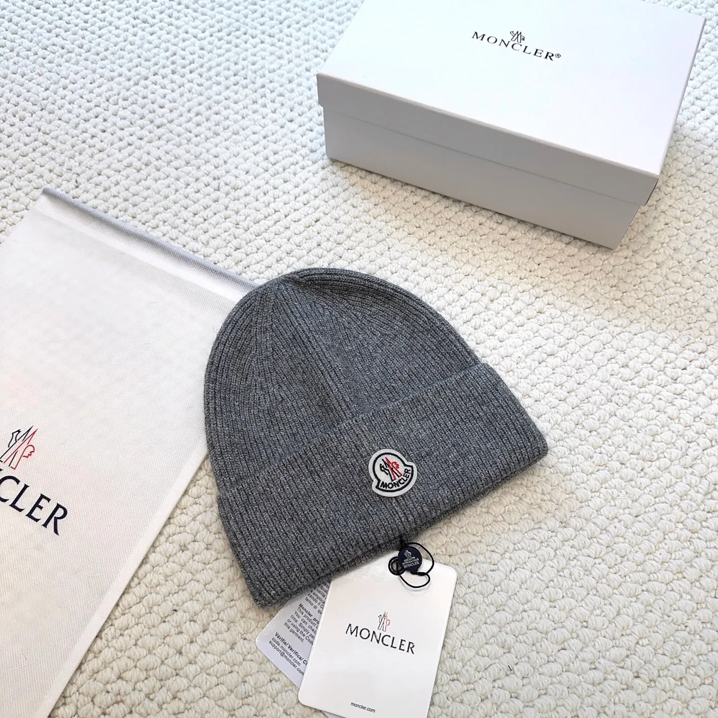 P80 with dust bag, high version Moncler Moncler 💥Official website classic knitted hat, replica of the original. Very soft and skin-friendly, very elastic 💓 Textured and very versatile style ~ Warm cashmere woolen hat, one size fits all and elastic ~ Unisex, can be worn by any head size. Super quality, highly recommended