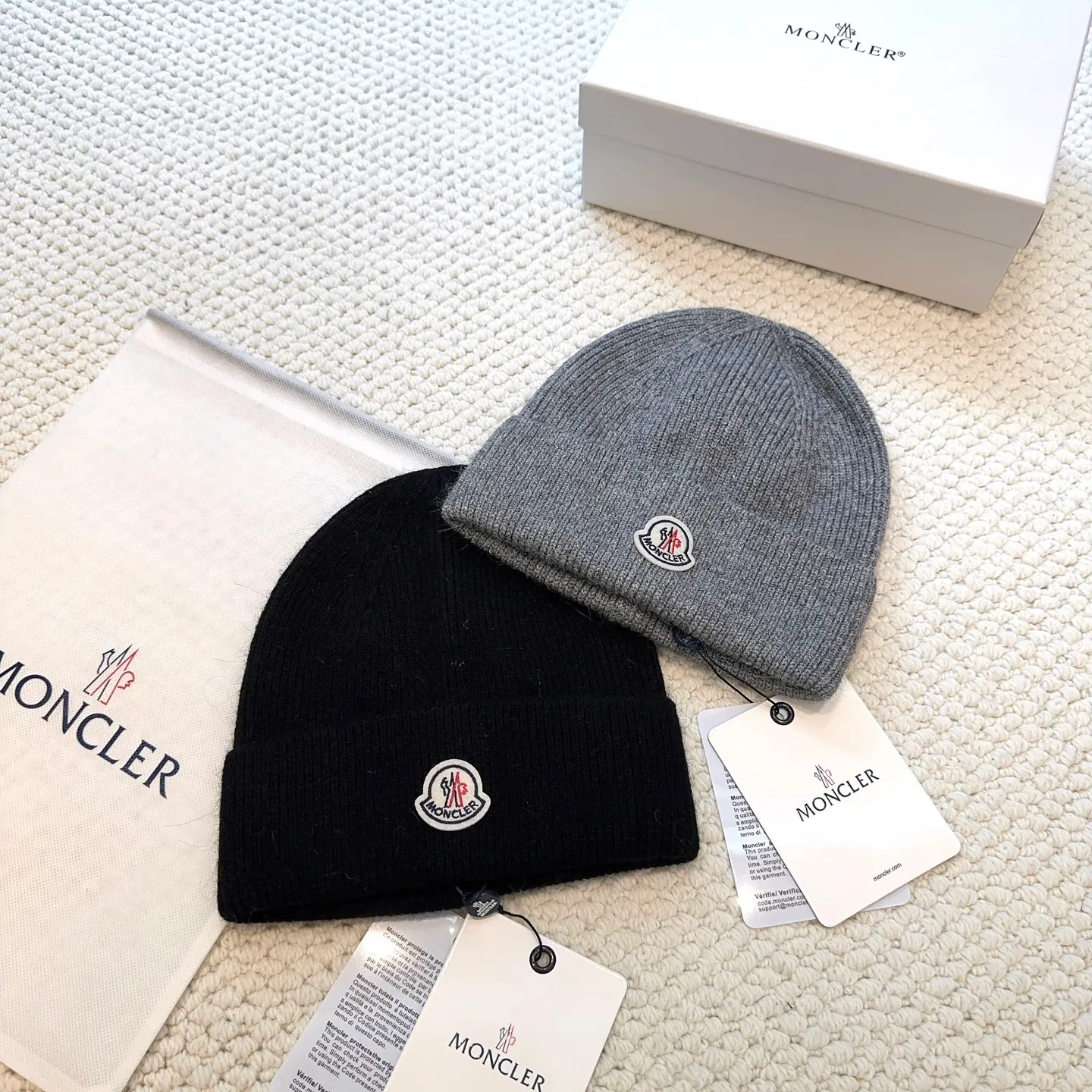 P80 with dust bag, high version Moncler Moncler 💥Official website classic knitted hat, replica of the original. Very soft and skin-friendly, very elastic 💓 Textured and very versatile style ~ Warm cashmere woolen hat, one size fits all and elastic ~ Unisex, can be worn by any head size. Super quality, highly recommended