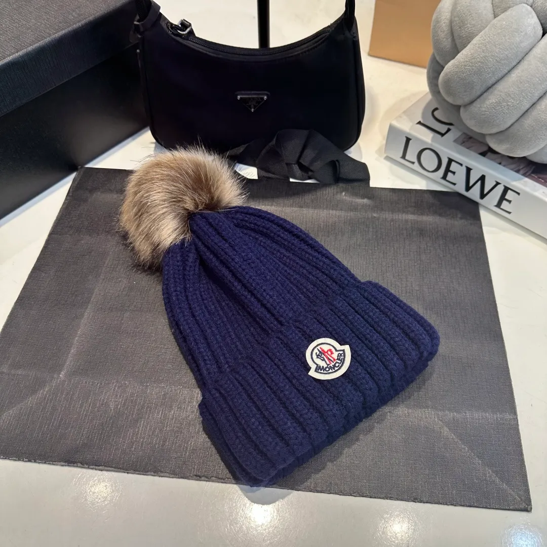 P50 high version Moncler Moncler 💥 Official website classic knitted hat, replica of the original. Very soft and skin-friendly, very elastic 💓 Textured and very versatile style ~ Warm cashmere woolen hat, one size fits all and elastic ~ Unisex, can be worn by any head size. Super quality, highly recommended