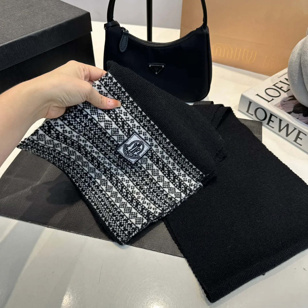 P170 Moncler Moncler 💥 Mouth three-piece set, gloves, hat, scarf, original replica. Very soft and skin-friendly, very elastic 💓 Textured and very versatile style ~ Warm, one-size-fits-all and elastic ~ Unisex, can be worn by any head size. Super quality, highly recommended