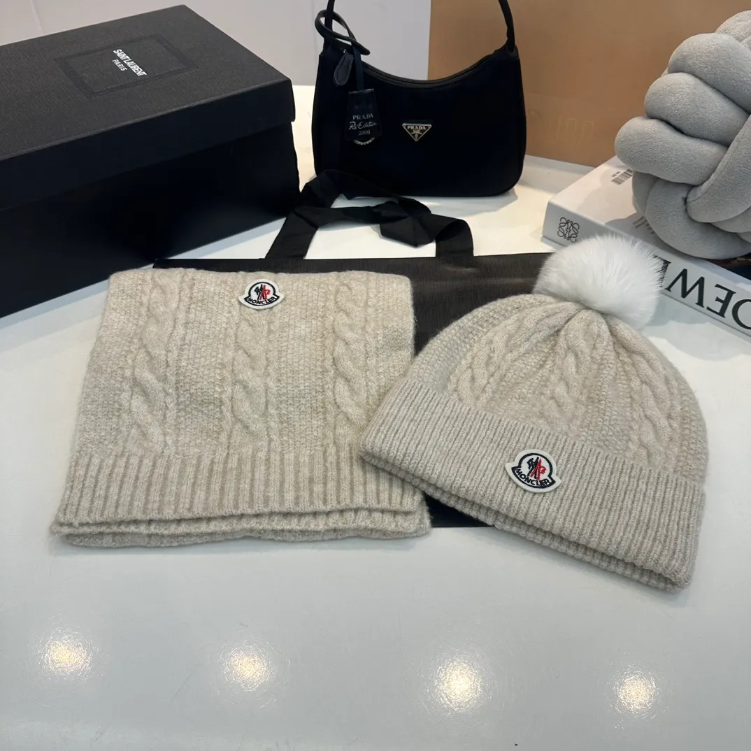 P180 MONCLER Mouth Cover Suit♥️Original hat and scarf set! Made of rabbit velvet➕cashmere, with a 15cm fox fur ball, a real fur ball! Warm and fashionable 😱[愄火] Versatile style [Love] The texture is very good, comfortable and breathable [Hey ha] Looks good no matter how you match it [Shh] A must-have for fashionistas [Wit] 4 colors available❤️❤️Unisex, the ball can be removed